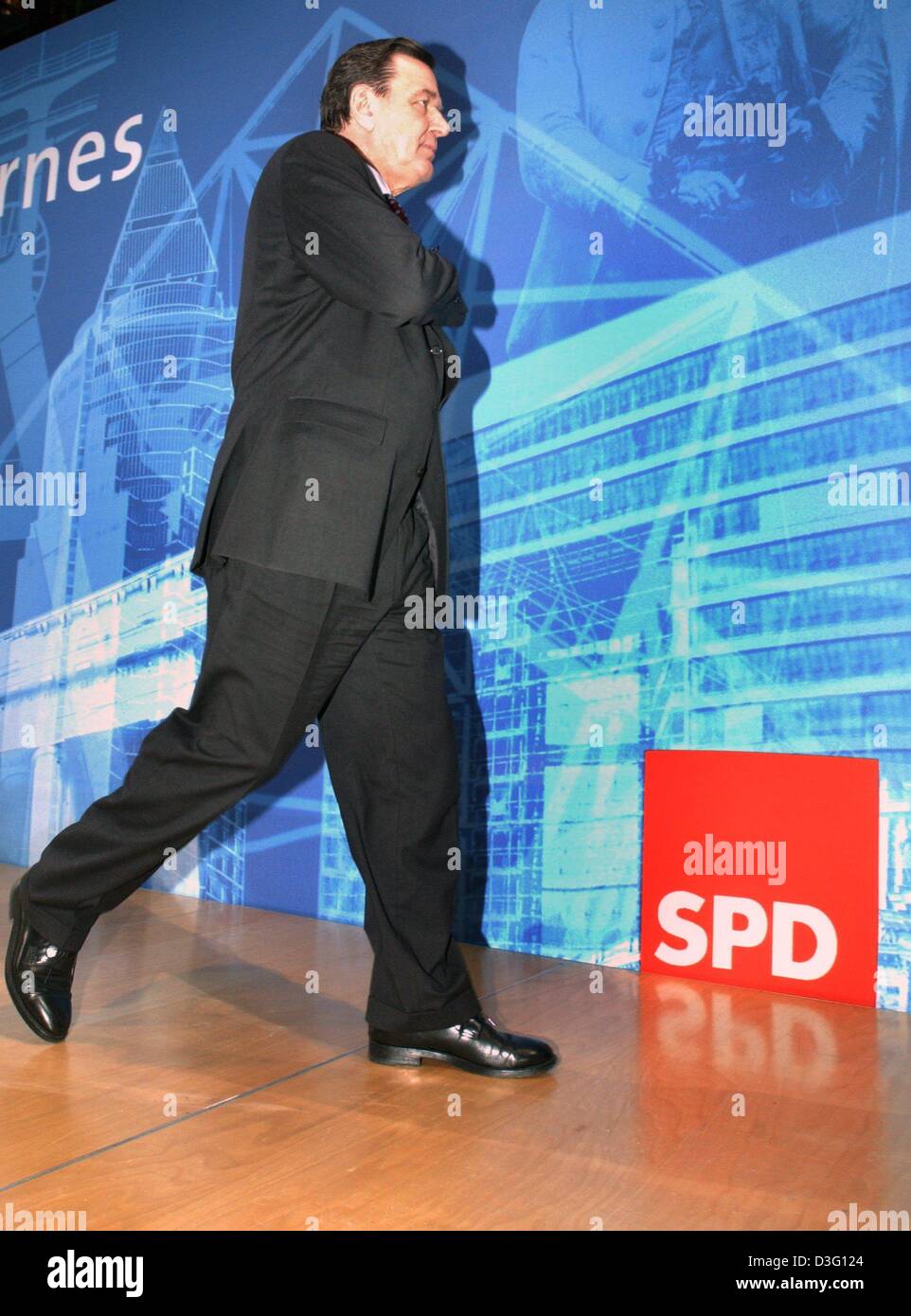 (Dpa) - Bundeskanzler Gerhard Schroeder verlässt die Pressekonferenz in Berlin, 3. Februar 2003. Seine Sozialdemokratische Partei SPD erlitt eine schwere Niederlage bei Landtagswahlen in den Bundesländern Hessen und Niedersachsen am 2. Februar. Trotz der demütigenden Niederlagen in seinem politischen Leben hat Schröder geschworen, ein Reformprogramm schneller voranzutreiben. Die Wahlen waren siehe Stockfoto