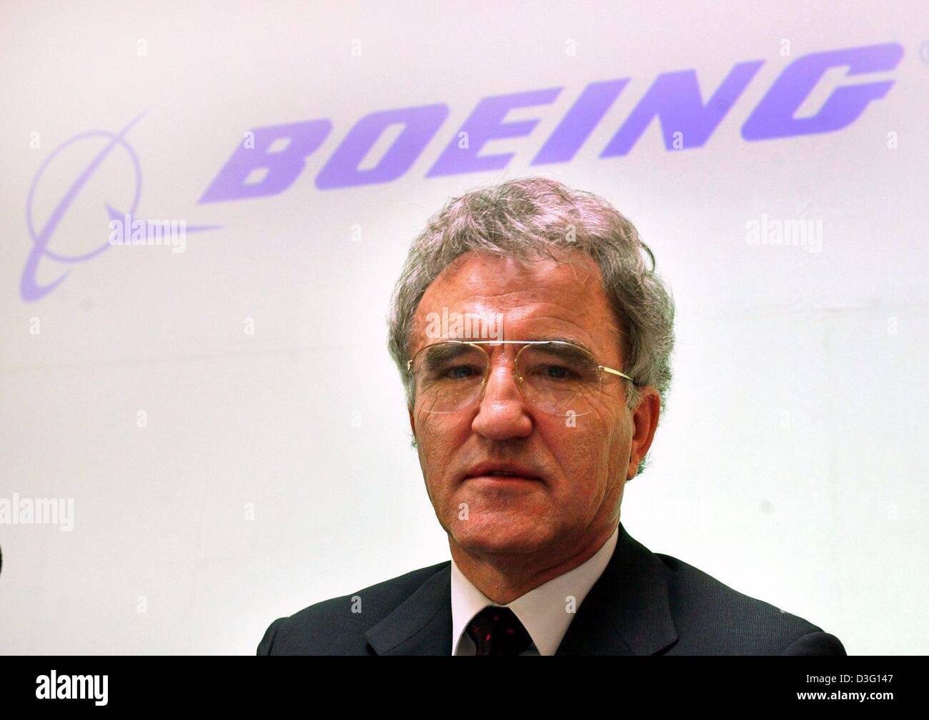 (Dpa) - der neue Direktor des Boeings deutsches Büro, Horst Teltschik, steht unter der US-Flugzeughersteller Firmenlogo in Berlin, Deutschland, 4. März 2003.  Teltschik war früher der BMW-Manager. Stockfoto