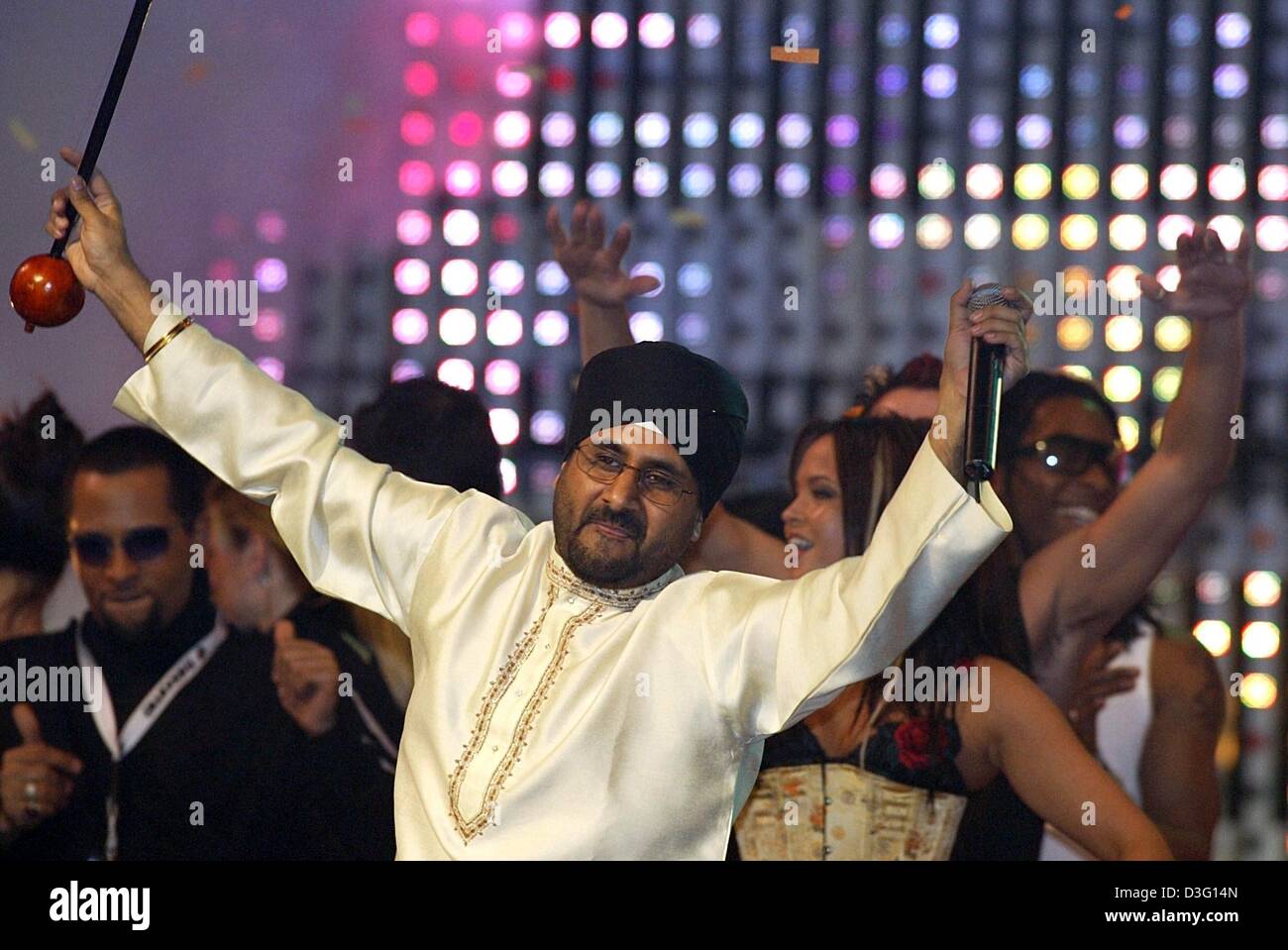 (Dpa) - indische Chart Breaker Panjabi MC ("Mundian zu Bach Ke") während Musikspektakel "The Dome 2003" am Festival Olympiahalle in München, 28. Februar 2003 durchführt. Es ist der 25. Jahrestag der Musikveranstaltung, die vierteljährlich stattfindet und wo können rund 10.000 Fans feiern die Idole aus Pop und Rock. Stockfoto