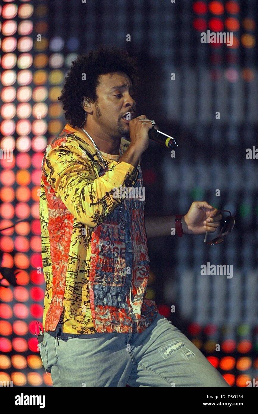 (Dpa) - der US-Reggae-Sänger Shaggy ("Boombastic") während Musikspektakel "The Dome 2003" am Festival Olympiahalle in München, 28. Februar 2003 durchführt. Es ist der 25. Jahrestag der Musikveranstaltung, die vierteljährlich stattfindet und wo können rund 10.000 Fans feiern die Idole aus Pop und Rock. Stockfoto