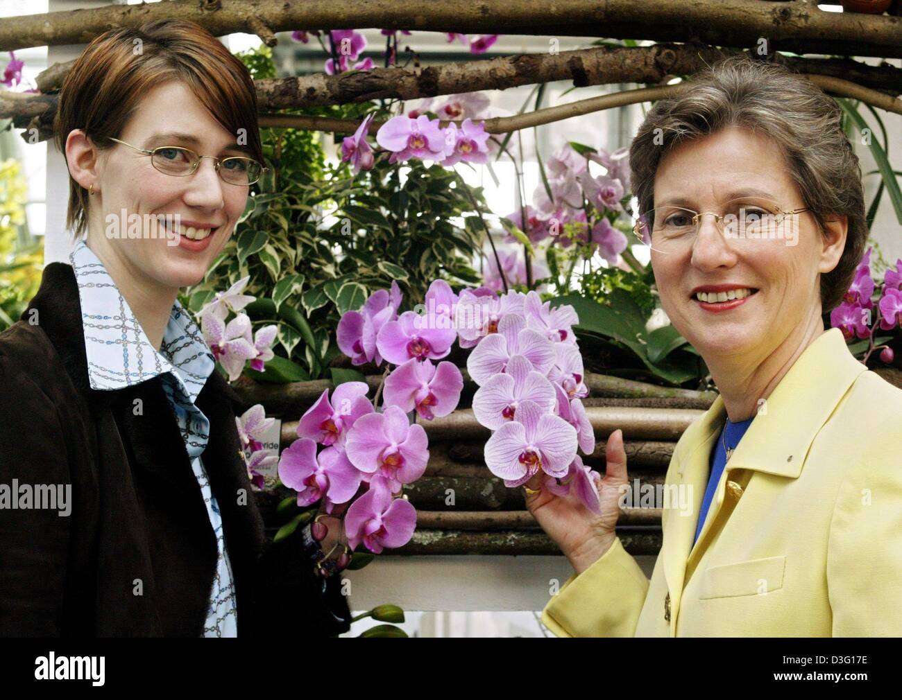 Gräfin Bettina Bernadotte steht neben Orchideen auf der Insel Mainau am  Bodensee, Deutschland, 23. März 2011. Sie stellte das Programm des Jahres  2011 Blume. Foto: Patrick Seeger Stockfotografie - Alamy