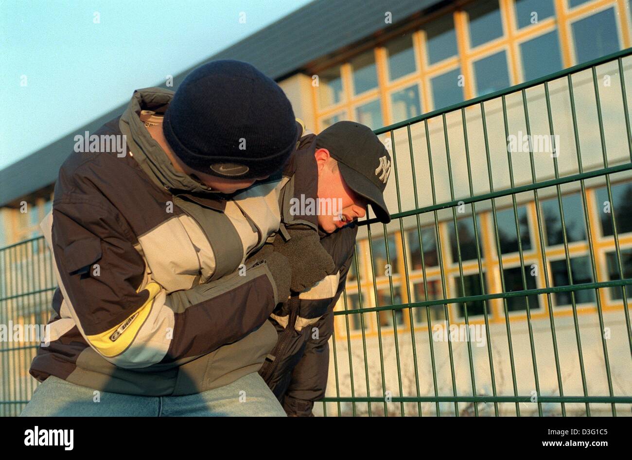 (Dpa) - zwei Jugendliche kämpfen neben einem Zaun in Liederbach, Deutschland, 16. Februar 2003 (inszenierten Szene). Die meisten schlagen einander Kinder im Alter von 4 bis 5. Die deutsche Familienforscher Dietmar Sturzbecher sagt, dass dies ein normales Verhalten, weil die Kinder nicht wissen, wie zur Problemlösung noch anders. Aber er besteht darauf, es müsse mehr Prävention in Kindergarten und primäre s Stockfoto