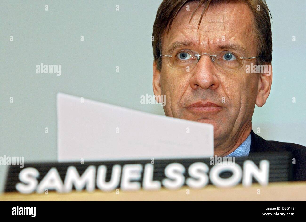 (Dpa) - Hakan Samuelsson, Cairman des Vorstandes der MAN AG, Hersteller von Nutzfahrzeugen und Maschinenkonstruktionen, spricht bei Pressekonferenz in München, Deutschland, 25. März 2003. Das Unternehmen erwartet einen Aufwärtstrend für das Jahr 2003, über die leichte Umsatzsteigerung in den ersten beiden Monaten des laufenden Geschäftsjahres. Das Ziel bleibt, um das Ergebnis zu erhöhen Stockfoto