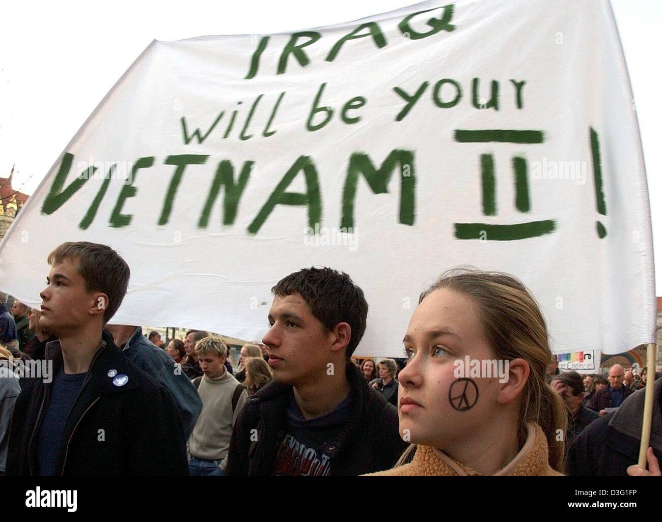 (Dpa) - Demonstranten tragen einen Banner lesen "Irak Ihre Vietnam II während einer Kundgebung in Leipzig, Ostdeutschland, 24. März 2003 sein wird". In Leipzig demonstrierten etwa 40.000 Menschen gegen den Krieg im Irak, je nach Veranstalter. Stockfoto