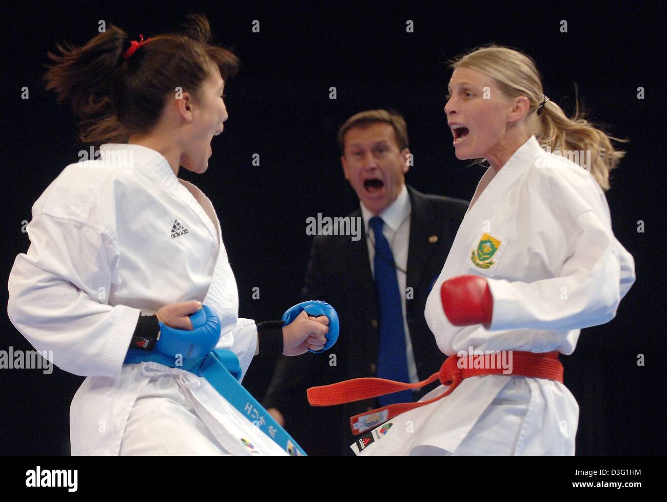 (Dpa) - US-Athlet Elisa Au (L) bekämpft die südafrikanischen Tamaryn Fry in die Frauen Kumite Karate-Wettbewerb bei den 7. World Games in Duisburg, Deutschland, Samstag, 23. Juli 2005. Karate ist eines der 40 nicht-olympischen Sportarten, die bei der Sportveranstaltung featured sind die läuft vom 15 Juli bis 24. Juli 2005 in den Städten des Ruhrgebietes Duisburg, Bottrop, Oberhausen und Mülheim ein der EVU Stockfoto
