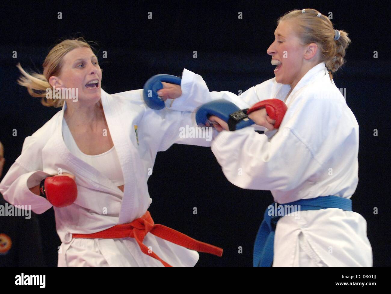 (Dpa) - deutsche Monique Puscher (R) bekämpft südafrikanischen Tamaryn Fry in die Frauen Kumite Karate-Wettbewerb bei den 7. World Games in Duisburg, Deutschland, Samstag, 23. Juli 2005. Karate ist eines der 40 nicht-olympischen Sportarten, die bei der Sportveranstaltung, die läuft vom 15 Juli bis 24. Juli 2005 in den Städten des Ruhrgebietes Duisburg, Bottrop, Oberhausen und Mülheim eine der vorgestellten Stockfoto