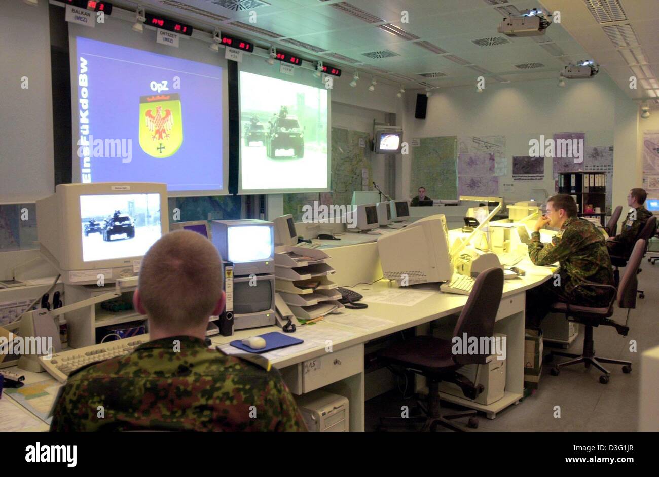 (Dpa) - Mitarbeiter arbeiten am Hauptsitz der Bundeswehr Bereitstellungseinheit in Potsdam-Geltow, Deutschland, 20. März 2003. Die Einheit, gegründet im Juli 2001 leitet und koordiniert alle nationale und internationale Missionen der deutschen Bundeswehr. Zur Zeit sind etwa 8.500 Bundeswehrsoldaten Niederlassungen in zehn Ländern beteiligt. Stockfoto