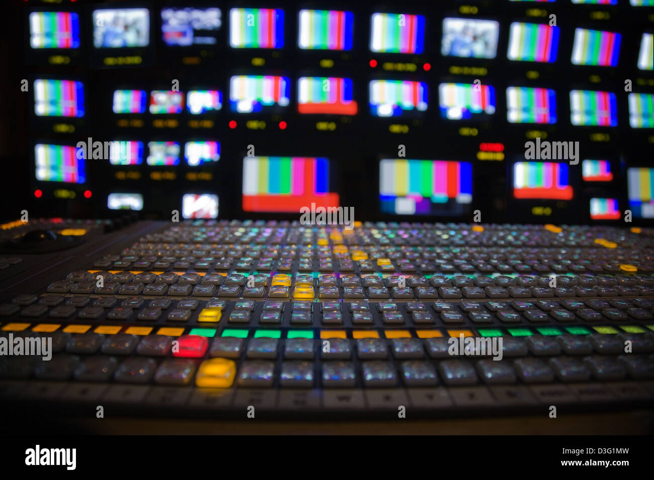 Breite Aufnahme einer TV-Galerie mit Vordergrund vision mischen Panel und eine große Bank TV-Bildschirme im Hintergrund Stockfoto