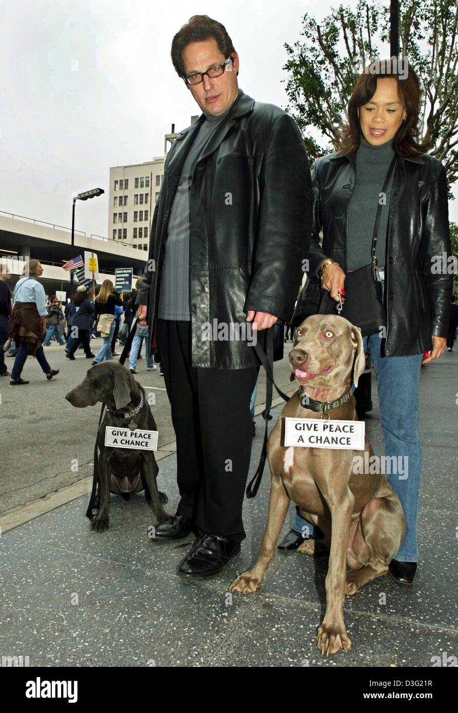 (Dpa) - beitreten Demonstranten mit ihren Hunden die tragen Abzeichen lesen "Give Peace a Chance" eine Demonstration zum protest gegen den drohenden Krieg gegen den Irak, in Hollywood, USA, 15. Februar 2003. Rund um den Globus finden an Demonstrationen, die die größte Anti-Kriegs-Proteste seit dem Vietnam-Krieg wurden mehrere Millionen Menschen teilgenommen. Stockfoto