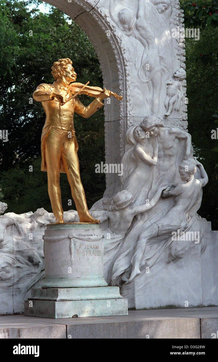 (Dpa-Dateien) - Mahnmal für die österreichischen Komponisten Johann Strauss Sohn, der "König der Walzer", steht in den Stadtpark (Stadtpark) in Wien, Österreich, 10. August 2000. Das Denkmal, geschaffen von Edmund Heller 1921 zeigt Strauss vor Himmelspforten mit dem Geigenspiel. Johann Strauss Junior wurde am 25. Oktober 1825 in Wien geboren und starb dort am 3. Juni 1899. Er ist der Komponist Stockfoto