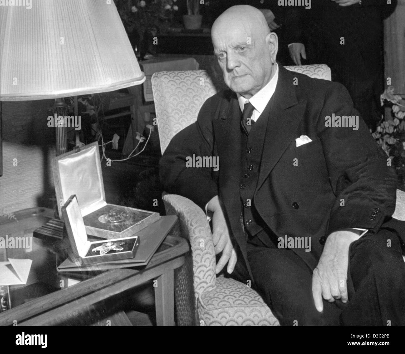 (Dpa-Dateien) - finnischen Komponisten Jean Sibelius ("Finlandia") auf seinen 85. Geburtstag mit den Medaillen er von Präsident Paasikivi in Finnland, 8. Dezember 1950 erhielt abgebildet. Er wurde 8. Dezember 1865 in Haemeenlinna geboren und starb 20. September 1957 in Jaervenpaeae. Stockfoto