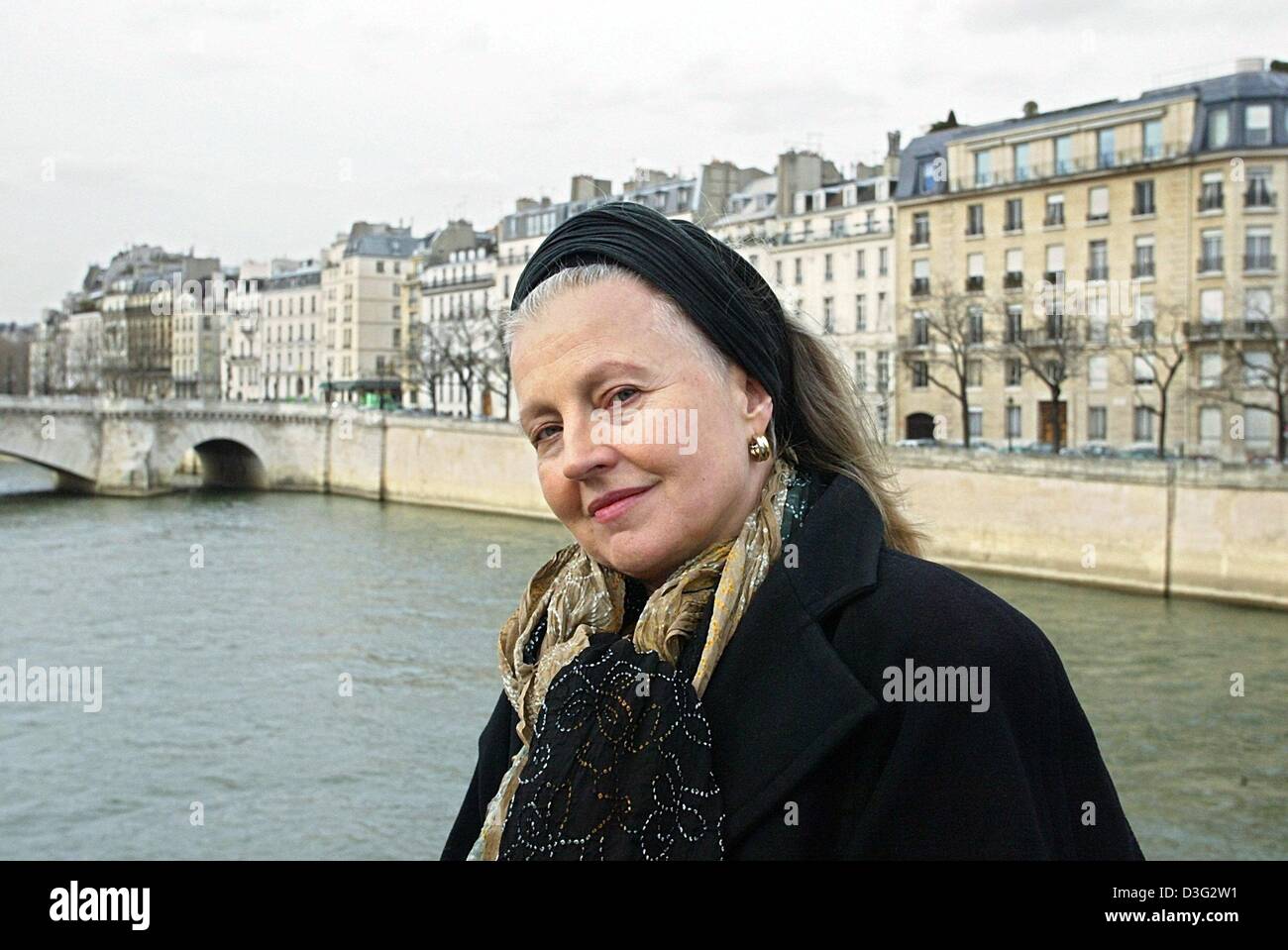 (Dpa) - deutsche Schauspielerin Hanna Schygulla ("Die Ehe der Maria Braun", "Effie Briest") stellt auf einer Brücke in Paris, 8. März 2003. Geboren am 25. Dezember 1943 in Kattowitz (heute Katowice, Polen), kam Schygulla nach Paris zum ersten Mal als au Pair, nachdem sie von der Schule absolviert hatte. In den 1970er Jahren wurde sie eine der Hauptdarstellerinnen in Deutschland, spielen in vielen Fassbinder " Stockfoto