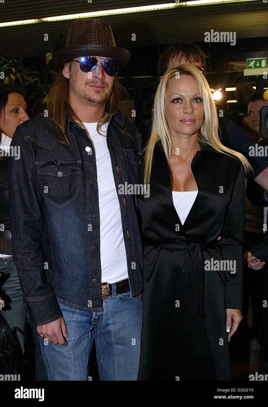 (Dpa) USSchauspielerin Pamela Anderson kommt halten Hände mit ihrem