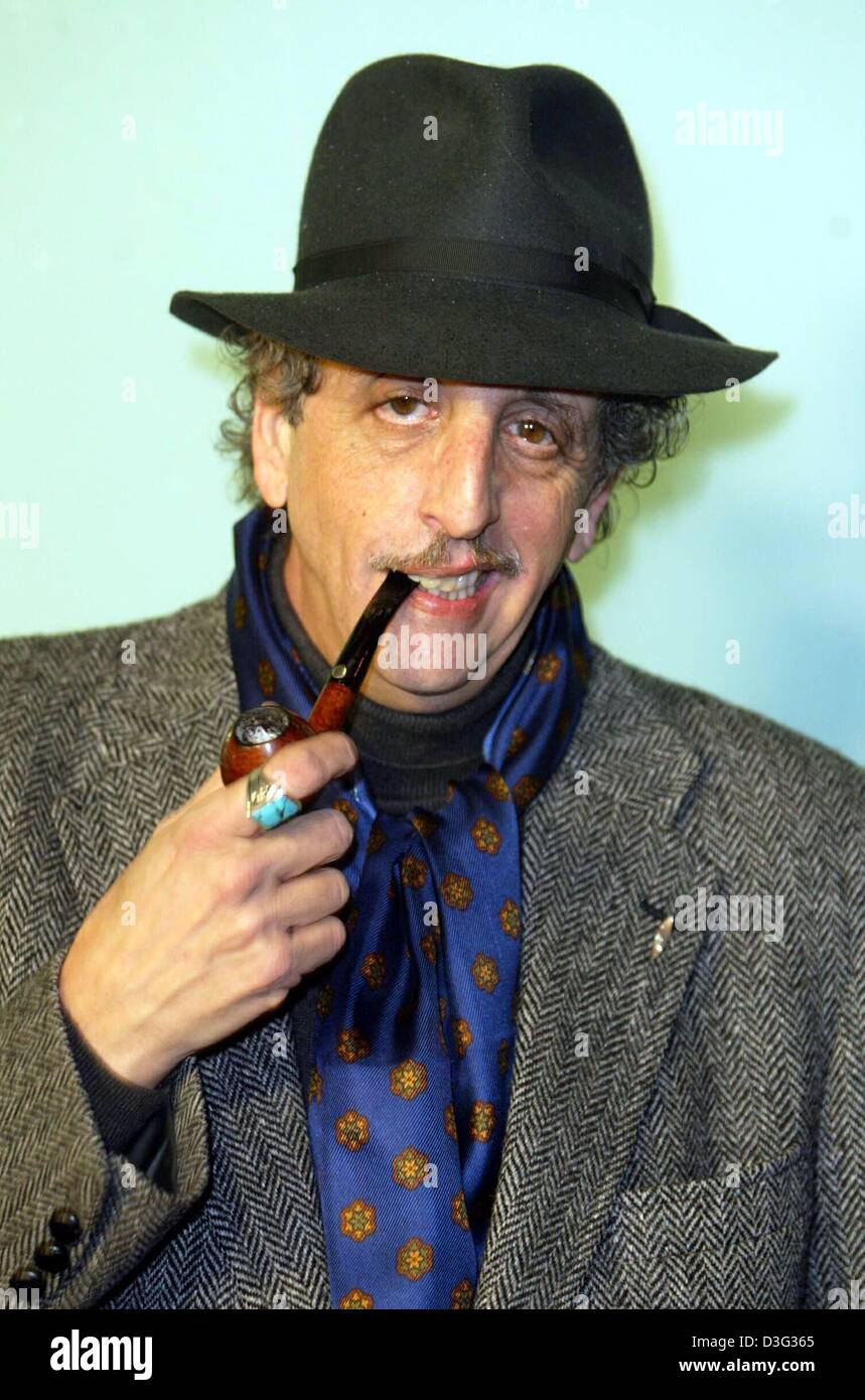 (Dpa) - US-Schauspieler Vincent Schiavelli mit einer Pfeife im Mund vor der Premiere des Films "Dark Blue" in Los Angeles, 12. Februar 2003 lächelt. Schiavelli, unter anderem Dr. Kaufman spielte in "James Bond: der Morgen stirbt nie und eine u-Bahn-Ghost in"Ghost". Stockfoto