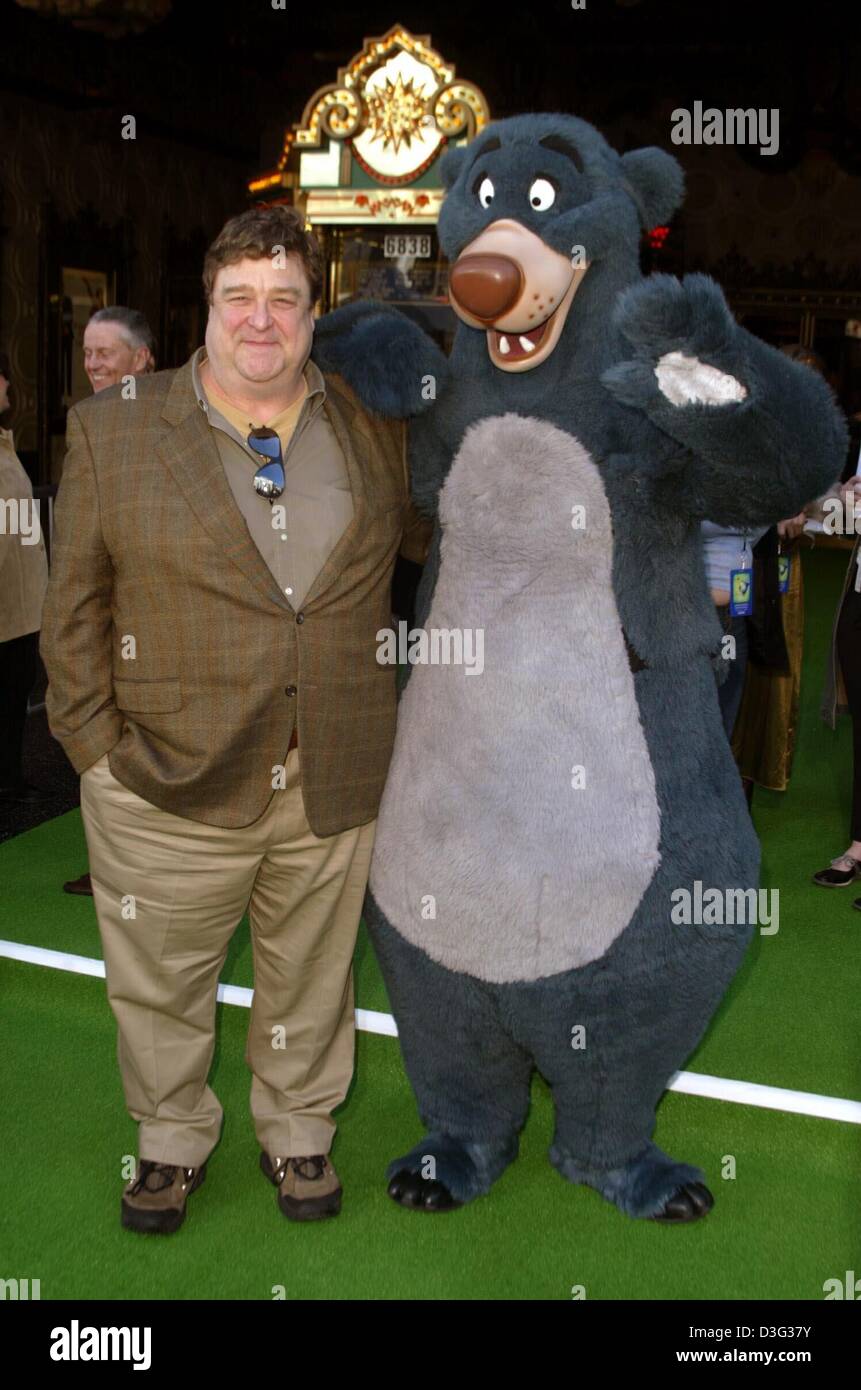 (Dpa) - US-Schauspieler John Goodman, die Stimme von Baloo in dem Film, posiert mit einer Baloo Figur vor der Premiere des Animationsfilms "The Jungle Book 2" in Hollywood, 9. Februar 2003. Stockfoto