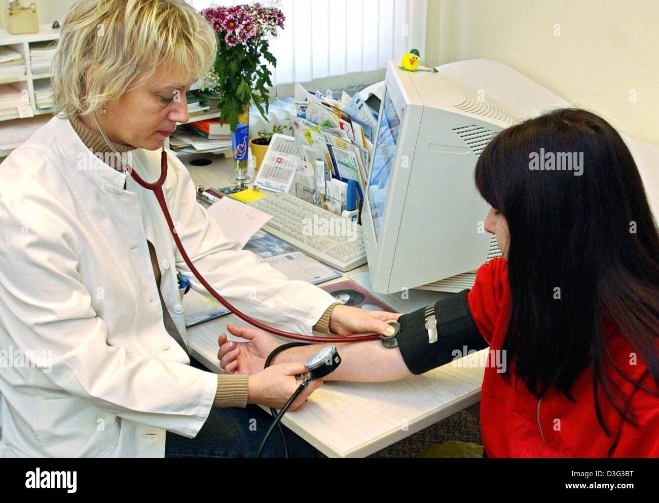 Dpa Gp Darina Karow Misst Den Blutdruck Eines Patienten Oder