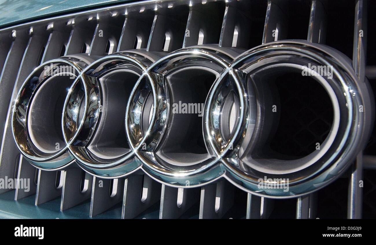 (Dpa) - das Logo des Automobilherstellers Audi ist auf der Vorderseite eines Prototyps eines Pikes Peak-Modells in Ingolstadt, Deutschland, 25. Februar 2003 sehen. Audi ist eine Tochtergesellschaft von Volkswagen (VW). Audi hat angekündigt, dass im Jahr 2002 auf 22,6 Milliarden Euro Umsatz ist ein 2,6 Prozent im Vergleich zum Vorjahr. Nach Steuern stieg Gewinne damit um 0,7 Prozent auf 774 Millionen Eu Stockfoto