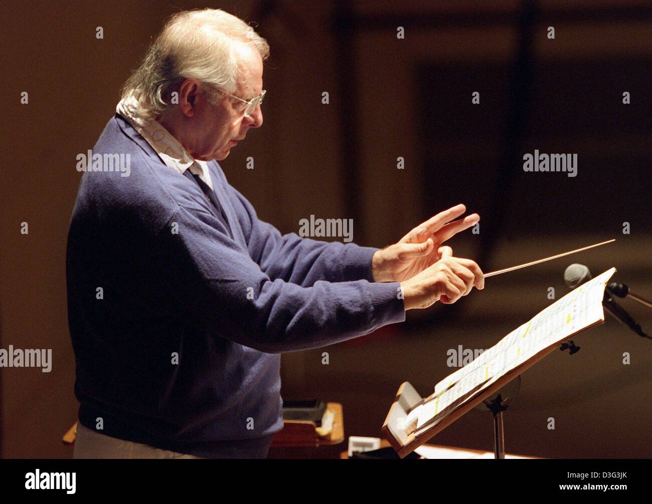 (Dpa-Dateien) - deutscher Komponist und Avantgarde-Musiker Karlheinz Stockhausen führt mit einem Schlagstock in der Hand die Probe seiner Komposition "Licht - Wasser" beim Festival in Donaueschingen, Deutschland, 14. Oktober 1999. Ein progressive Komponisten Karlheinz Stockhausen hat konsequent in musikalisches Neuland gewagt. Er war fasziniert von dem neuen Konzept der "Serialismus Stockfoto
