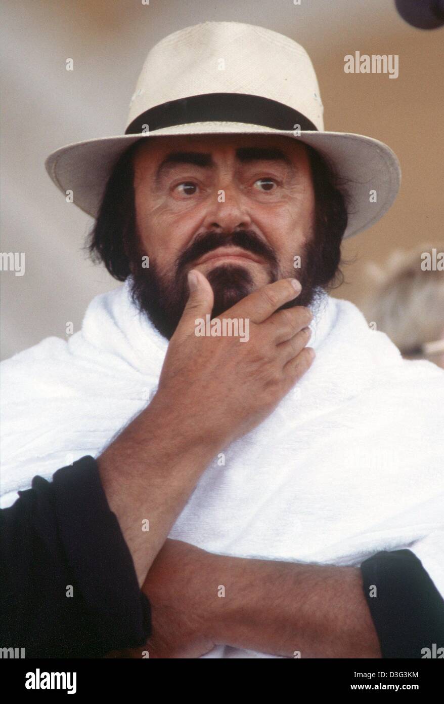 (Dpa-Dateien) - italienischer Tenor Luciano Pavarotti sieht während einer Probe für ein Benefiz-Konzert in Moden, Italien, 5. Juni 2000 ratlos. In einer Karriere, die mehr als 40 Jahre dauert, was, die Pavarotti der Inbegriff der klassischen Oper mit seinem mächtigen Tenor geworden, Stimme, die mühelos den skal neun Cs umfasst. Er arbeitet oft mit der spanische Tenor Placido Domingo und Jose Car Stockfoto