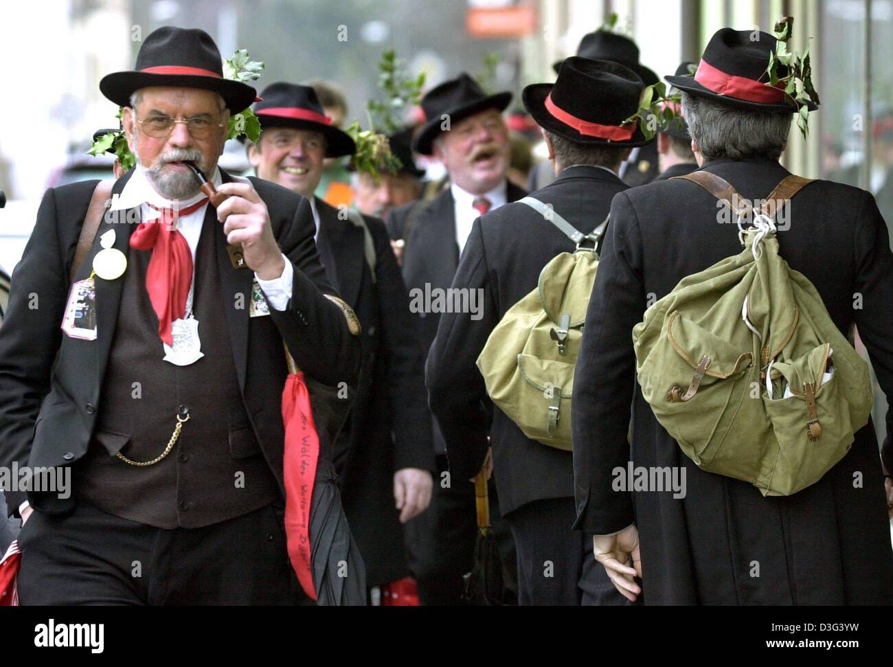 Dpa) - identisch gekleidete Männer in traditionellen Holzfäller Kostüm zu  Fuß die Straßen von Bad Säckingen, Deutschland, 13. Februar 2003. Die  Männer ziehen rote Krawatten, schwarze Hüte mit Holly, schwarzen Suitcoats  und