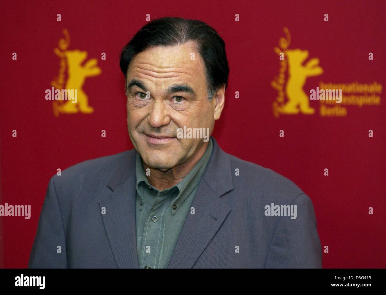 (Dpa) - US Filmregisseur Oliver Stone im Rahmen einer Pressekonferenz der Berlinale 53rd International Film Festival in Berlin am 14. Februar 2003 lächelt. Stein bleibt in Berlin, präsentiert seinen Film "Comandante", die in das Panorama-Programm auf dem Festival gezeigt wird. Der Film ist eine Dokumentation über die kubanische Staatschef Fidel Castro. Stockfoto