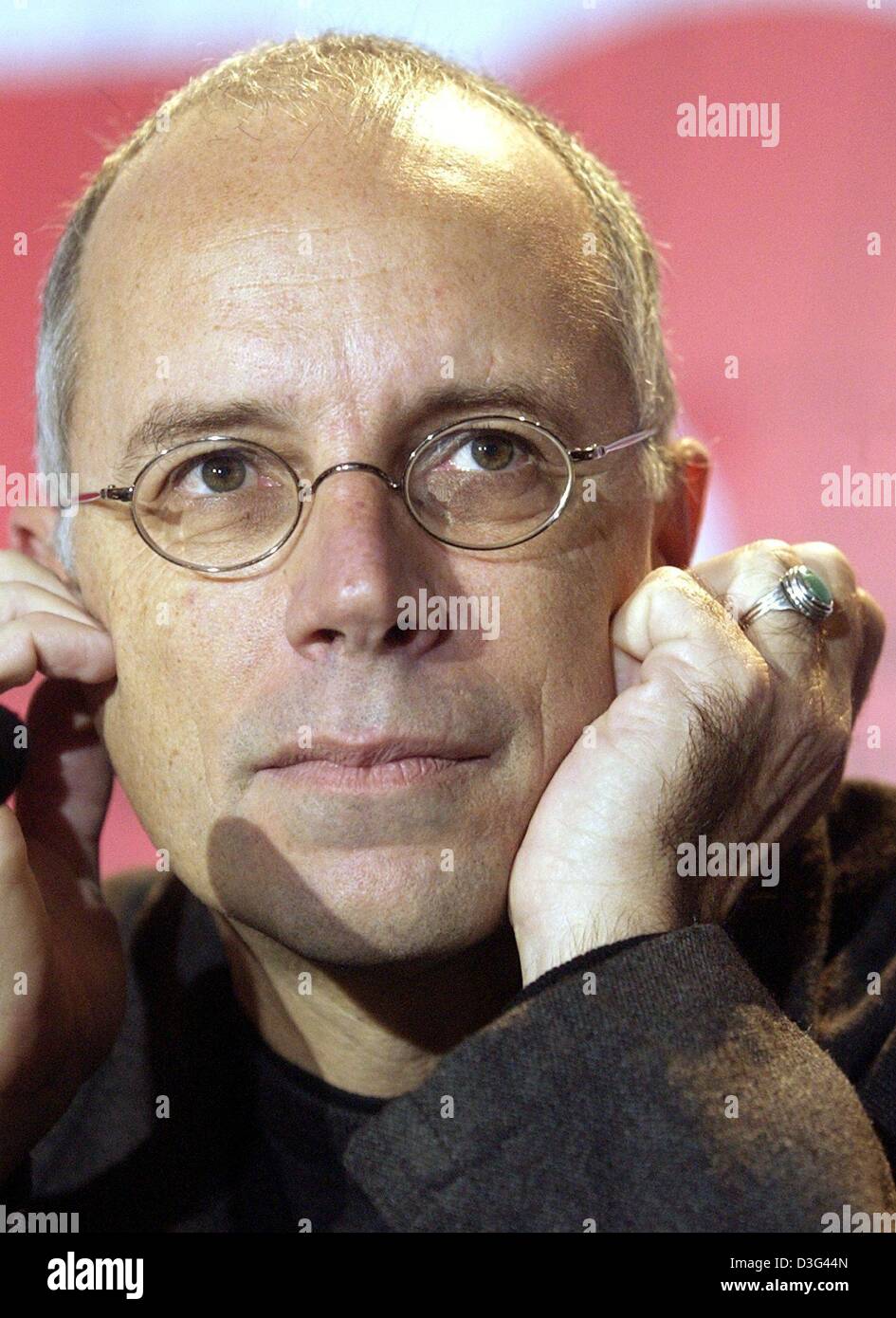 (Dpa) - der italienische Regisseur Gabriele Salvatores präsentiert seinen Film "Io non ho Paura" (Ich habe keine Angst) auf einer Pressekonferenz während der 53. jährlichen Filmfestspiele in Berlin, 8. Februar 2003. Der Film läuft im Wettbewerb der Berlinale. Stockfoto
