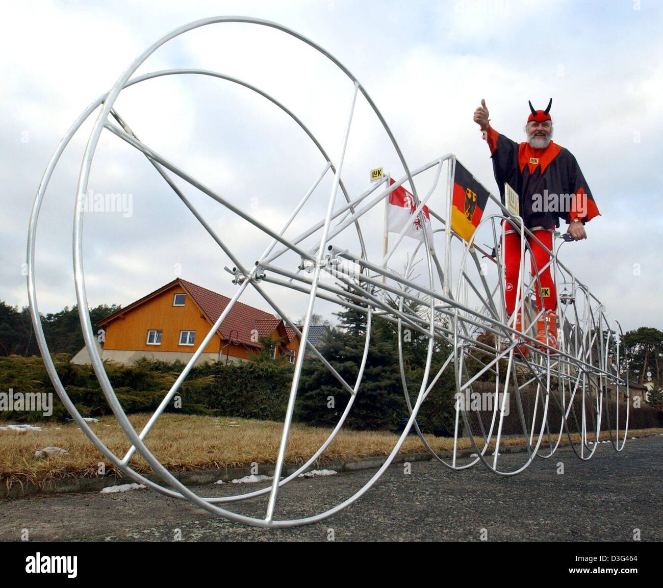 (Dpa) der FahrradDesigner Dieter "El Diablo" Senft ist als Teufel verkleidet und steht auf