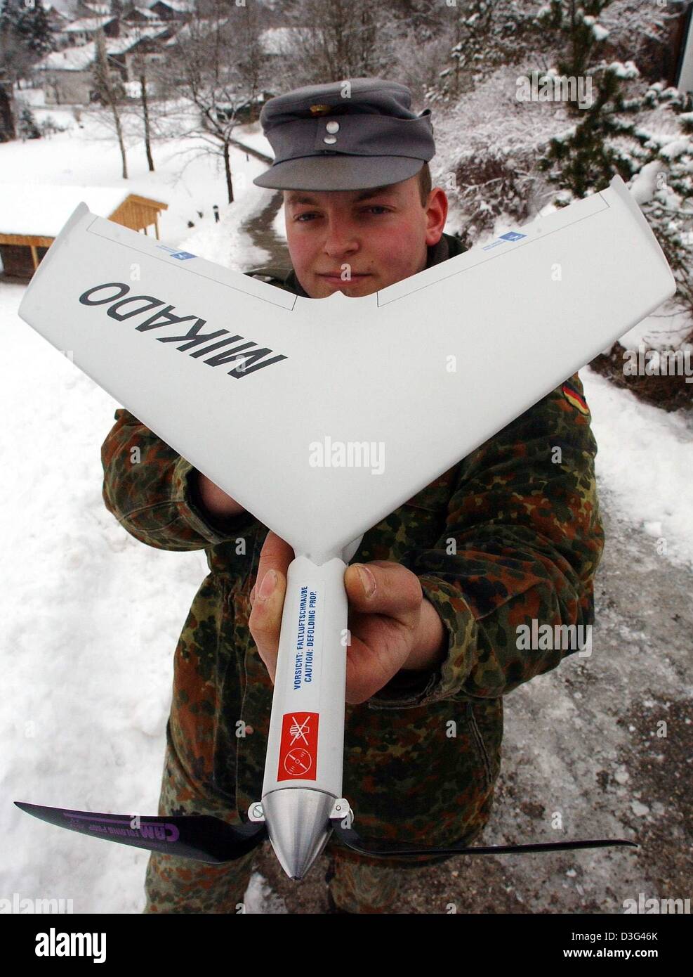 (Dpa) - zeigt einen Soldaten der Bundeswehr einen Prototyp des Mikado-Überwachung-Drohne der Bundeswehr auf einem Truppenübungsplatz in der Nähe von Iffeldorf, Deutschland, 11. Februar 2003. Die Mikado-Drohne kann kann manuell bedient werden und film und Bilder aus kurzer Distanz zu senden, ohne die Leben der Soldaten zu gefährden. Es hat eine Reichweite von etwa 500 m. Stockfoto