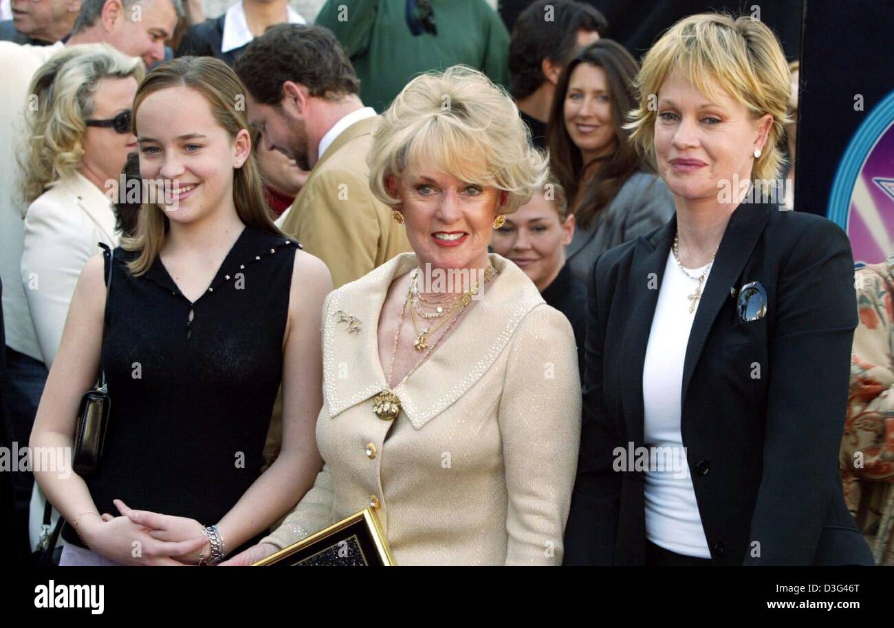 (Dpa) - der ehemalige Hollywood-Schauspielerin Tippi Hedren (C, "Vögel") stellt mit ihrer Tochter Melanie Griffith (R, "Das Fegefeuer der Eitelkeiten", 'Now and Then') und ihre Enkelin Dakota als sie einen Stern auf dem Walk of Fame in Los Angeles, 30. Januar 2003 empfängt. Stockfoto
