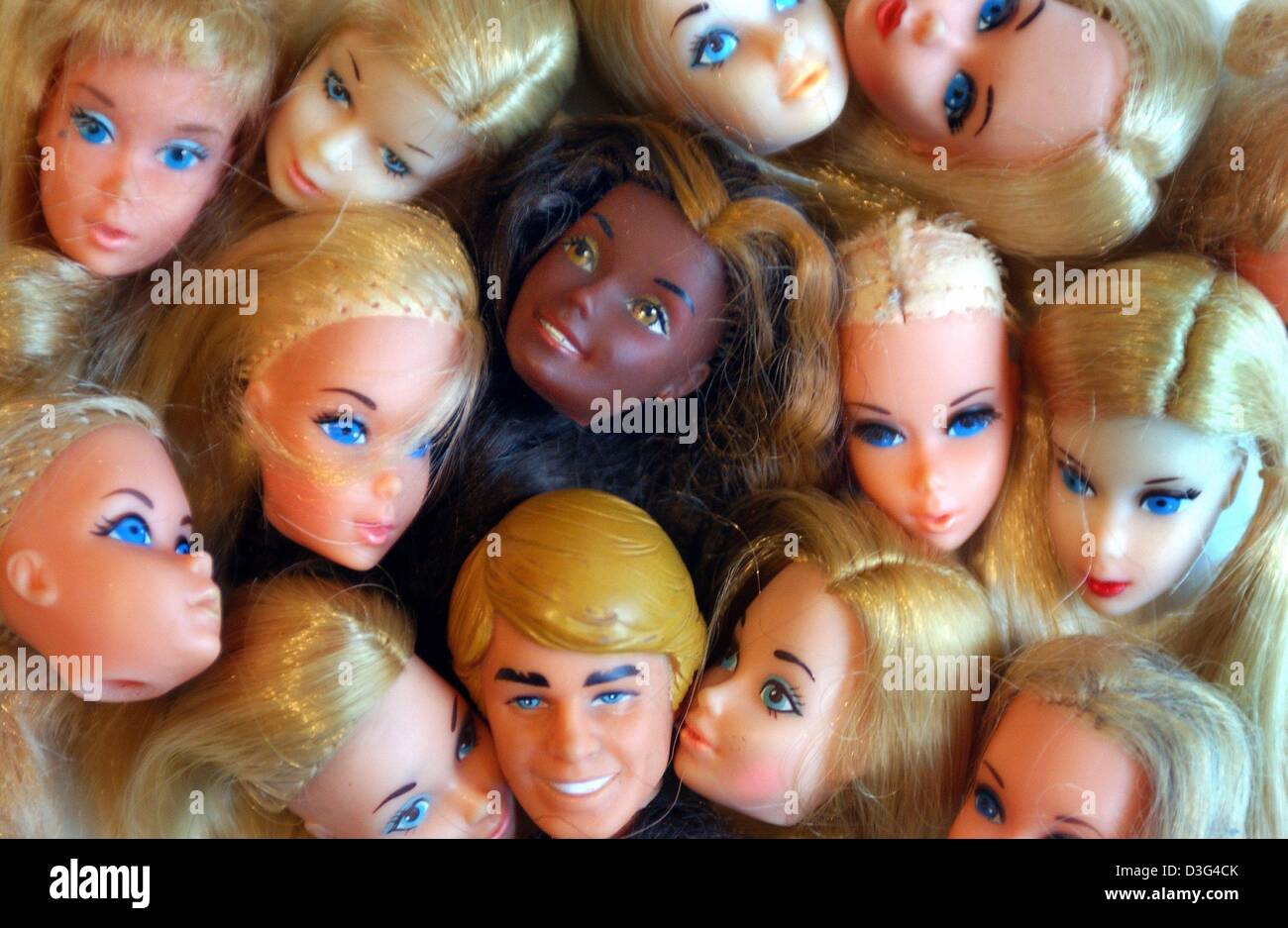 (Dpa) - eine Ansammlung von freien Kopf Teile für Barbie und Ken Puppen sind in Düsseldorf, 30. Januar 2003 fotografiert.  Selbsternannte "Barbie Puppe Arzt" Bettina Dorfmann verwendet solche Ersatzteile, die Puppen "wiederzubeleben".  Dorfmann machte ihr Hobby für die Reparatur beschädigter Barbie-Puppen in ein Vollzeit-Job; Sie setzt Schönheit auf ca. 15 Barbies aus Deutschland, Belgien, und Stockfoto