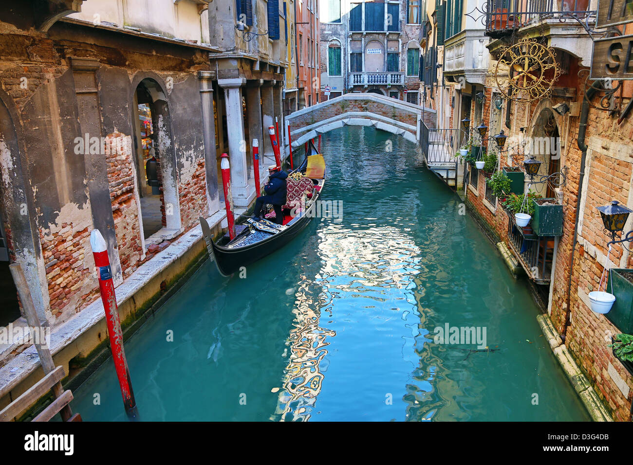 Verlassene Brücke über einen Kanal mit einer Gondel in Venedig, Italien Stockfoto