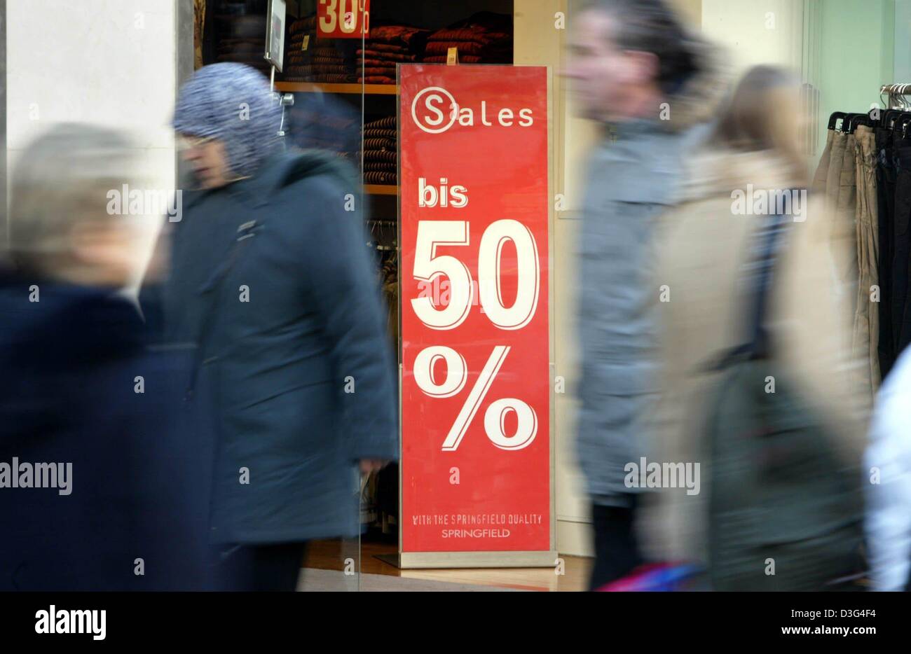 (Dpa) - bietet ein Shop bis zu 50 Prozent Rabatt nur wenige Tage vor Weihnachten, in Frankfurt am Main, 18. Dezember 2003. Stockfoto