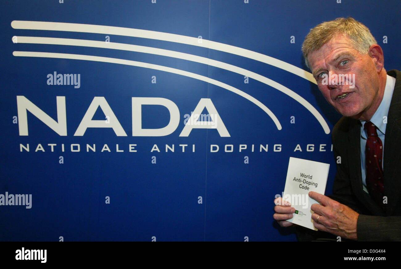 (Dpa) - Peter Busse, der Vorsitzende von der nationalen Anti-Doping Agentur (NADA), präsentiert das deutschsprachige Buch mit der Anti-doping-Richtlinien in Leipzig, Deutschland, 10. Dezember 2003. Die Leitlinien wurden im Juli von der Welt-Anti-Doping-Agentur und das Internationale Olympische Komitee eingerichtet. Stockfoto