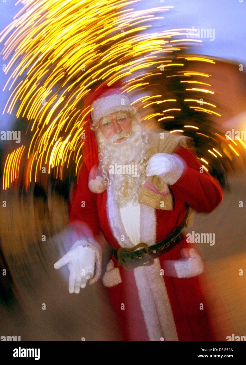 (Dpa) - mit einer drehenden Effekt aufgenommenes Foto zeigt einen Weihnachtsmann in Potsdam, Deutschland, 6. Dezember 2003. Das Weihnachtsgeschäft in Deutschland wurden bisher eher enttäuschend für den Einzelhandel. Stockfoto