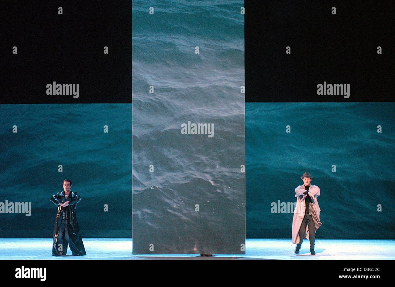 Dpa) - Tänzer Proben der Totentanz aus dem Ballett "Tod in Venedig" an der  Staatsoper in Hamburg, 6. Dezember 2003. Das Ballett, basierend auf dem  Buch mit dem gleichen Titel von Thomas