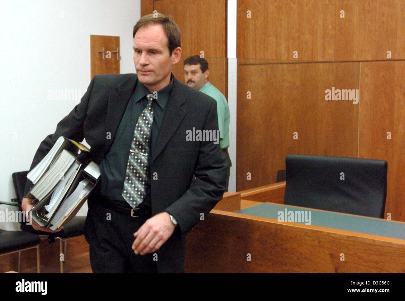 Dpa) - 42 Jahre alte deutsche Computer-Spezialist Armin Meiwes trägt einige  Dateien, wie er für den zweiten Tag seines Prozesses vor dem Amtsgericht in  Kassel, Deutschland, 8. Dezember 2003 kommt. Die selbsternannten