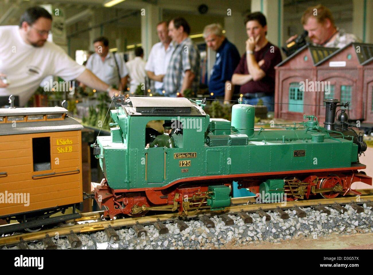 (Dpa) - eine Dampfmaschine Modell des Typs K IV in der Skala 01:22, 5 fährt entlang einer Strecke bei einem Modell Eisenbahn-Ausstellung in Dresden, Deutschland, 16. August 2003. Dieses Modell gehört zu den größeren Modellen in der Ausstellung vorgestellt. Es gehört zu Europas größten Modell Eisenbahn Ausstellungen. Stockfoto