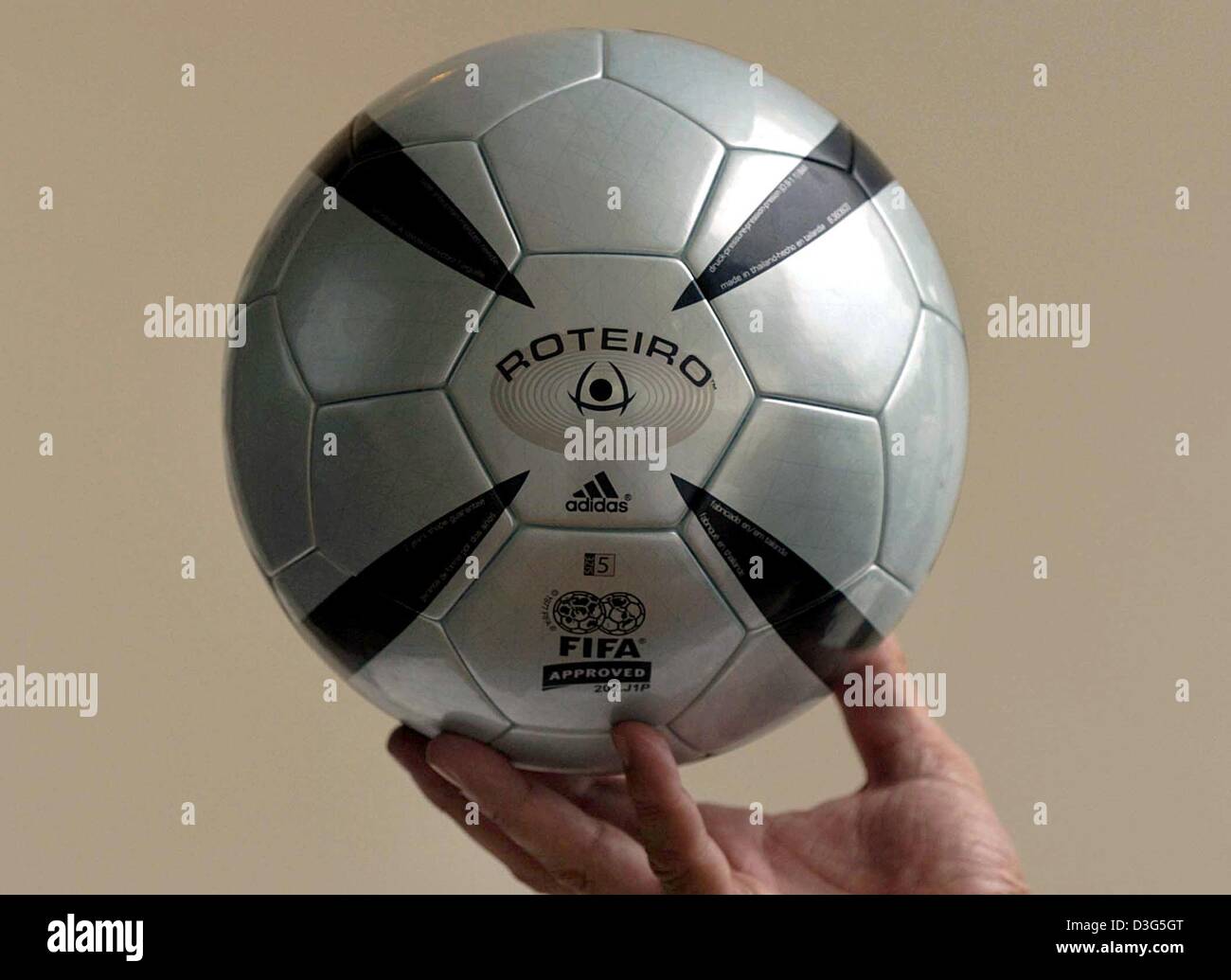 Dpa) - der offizielle Ball für die Euro 2004-Fußball-Europameisterschaft,  genannt "Roteiro", präsentiert sich in Almancil, in der Nähe von Faro,  Portugal, 28. November 2003. Die Auslosung für die WM-Gruppenspiele fand am  30.