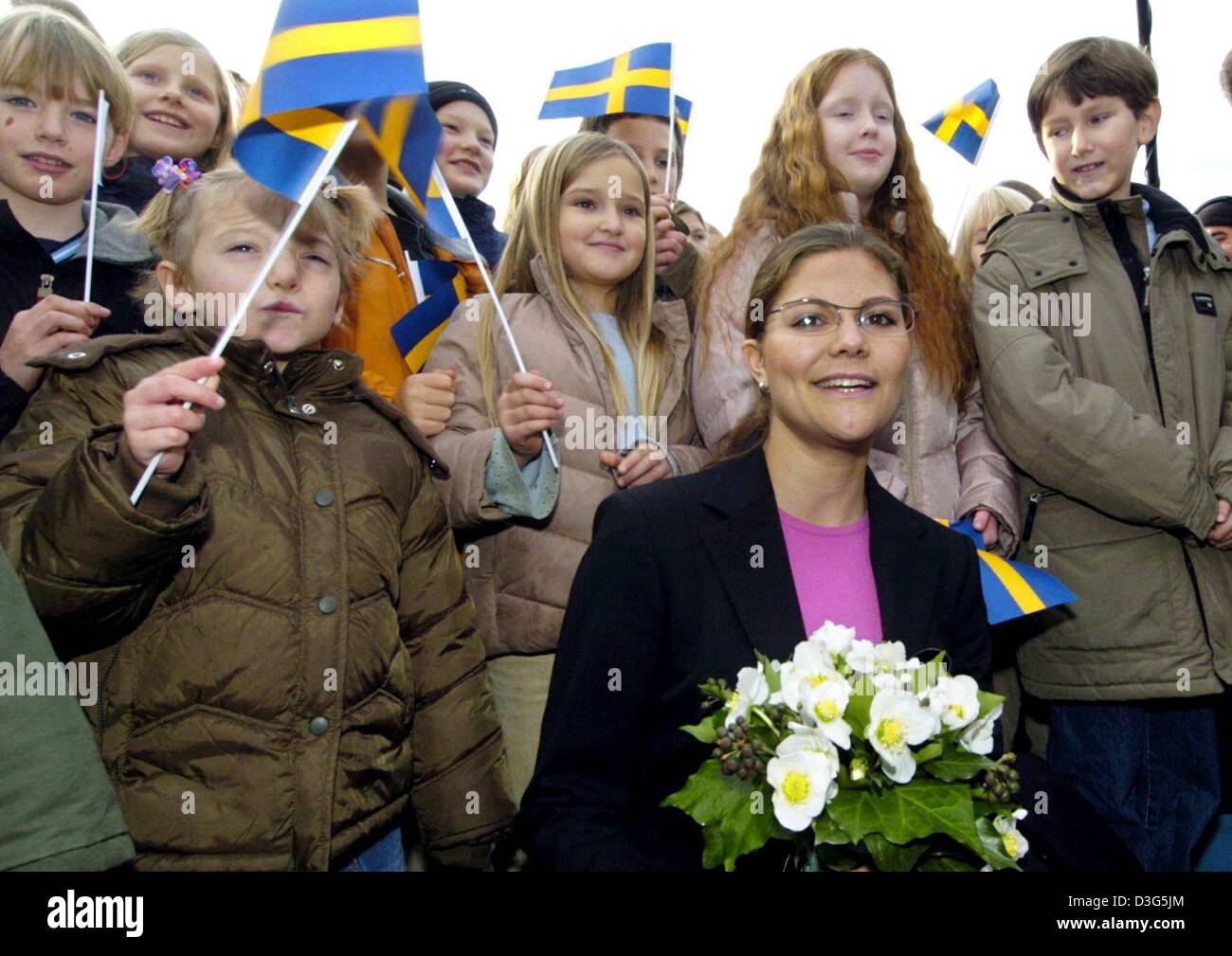 (Dpa) - stellt Kronprinzessin Victoria von Schweden mit Kindern der schwedischen Schule in Hamburg, Deutschland, 28. November 2003. Es ist Victorias ersten offiziellen Besuch in Hamburg. Am 28. November werden die 26 Jahre alte Prinzessin das Goldene Buch der Hansestadt unterzeichnen. Stockfoto