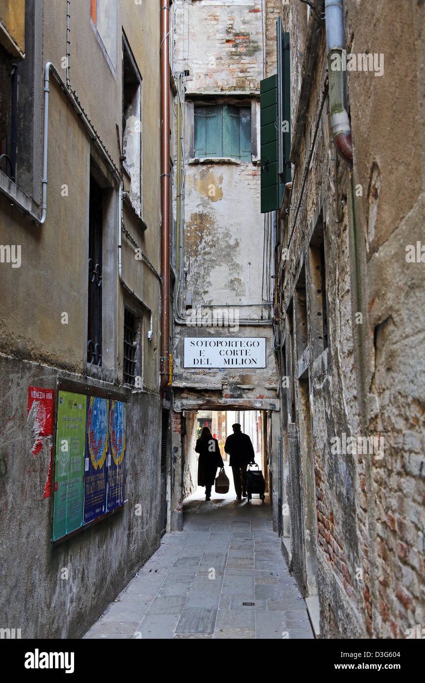 Straßenszene eines Sortoportego Tunnels unter Gebäude in Venedig, Italien Stockfoto