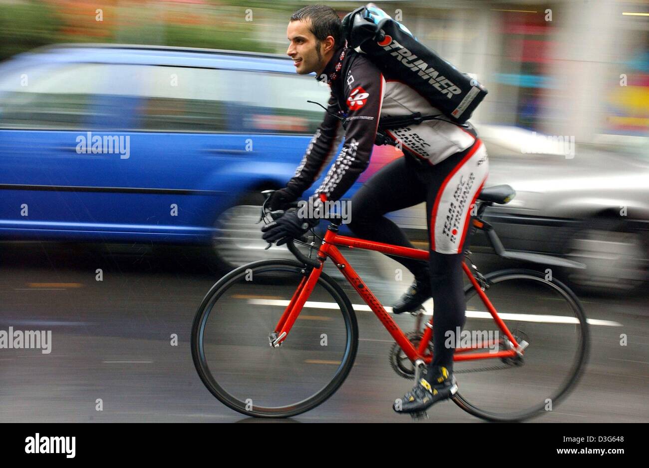 (Dpa) - liefert Fahrrad Kurier Patrick Meye dringende Briefe und Päckchen in Düsseldorf, Deutschland, 21. Oktober 2003. Die Regierung des Landes Nordrhein-Westfalen unterstützt Fahrradkuriere und zielt auf die Integration in größere Logistikunternehmen. Besonders in großen Städten sind der schnellste Weg durch dichten Verkehr Fahrräder. Stockfoto