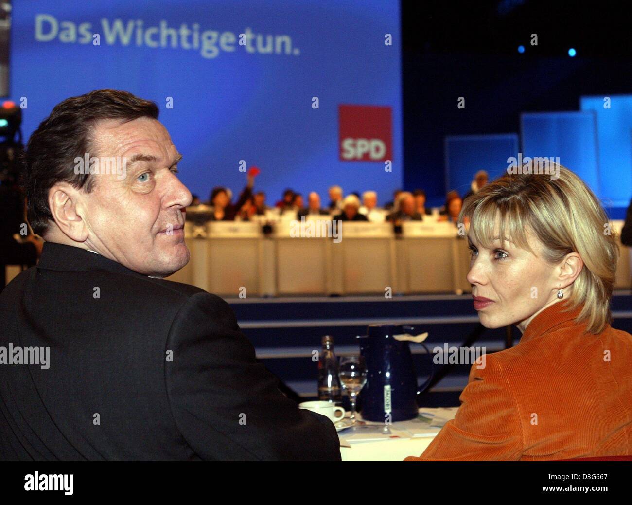 (Dpa) - German Chancellor Gehard Schroeder (R) sitzt neben seiner Frau Doris Schröder-Koepf während dem SPD-Parteitag in Bochum, Deutschland, 17. November 2003. 59-j hrige Schroeder wurde Parteichef mit 80,83 Prozent der Stimmen, gestimmt, 7,75 Punkte weniger im Vergleich zu den letzten Partei Wahlen vor zwei Jahren ist. Schröder sprach über ein ehrliches Ergebnis, die die Dignit Ehren würde Stockfoto