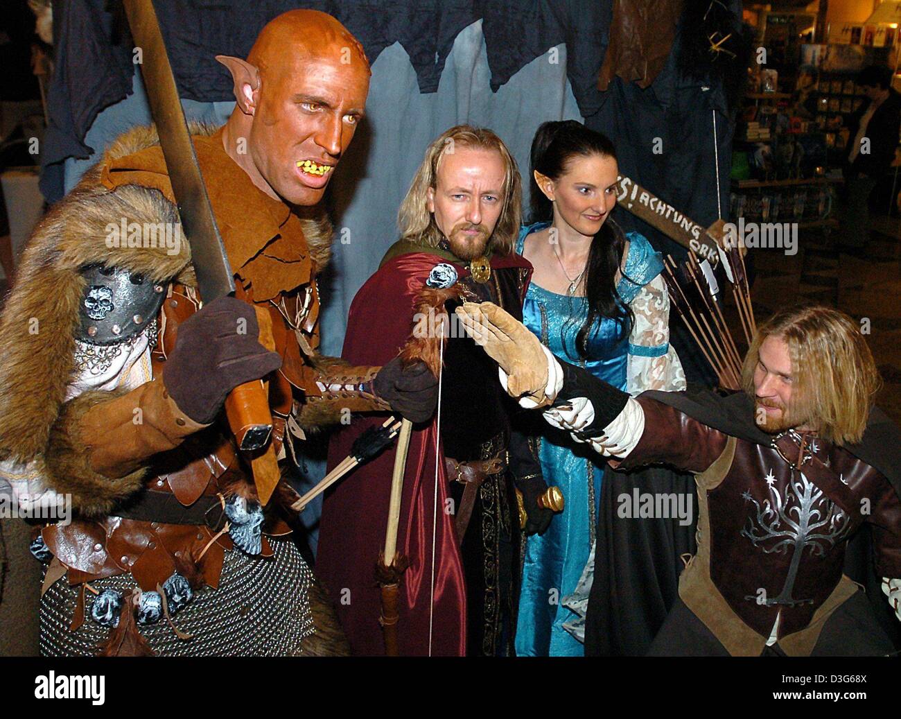 Dpa) - Fans der Trilogie "Herr der Ringe" sind in den Kostümen ihrer Idole  verkleidet, während die "Ringcon 2003" Fan-treffen in Bonn, Deutschland,  14. November 2003. Laut den Organisatoren war es das