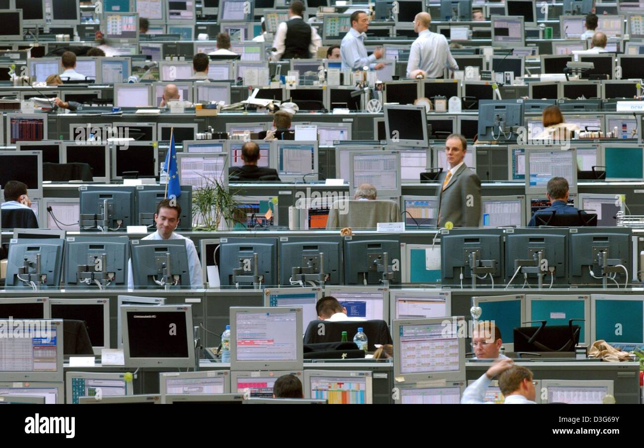 (Dpa) - ein Blick auf die geschäftige Handel Etage bei der Commerzbank in Frankfurt am Main, 14. November 2003. Um auf dem neuesten Stand der aktuellen Börse Zitate und Markttrends verfolgt jeder Händler bis zu sechs Computer-Bildschirme. Stockfoto