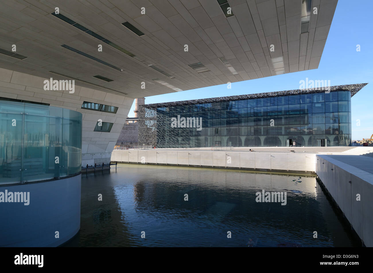 Villa Mediterranée Ausstellungsort & reflektierender Pool & MUCEM Museum Marseille Provence Frankreich Stockfoto