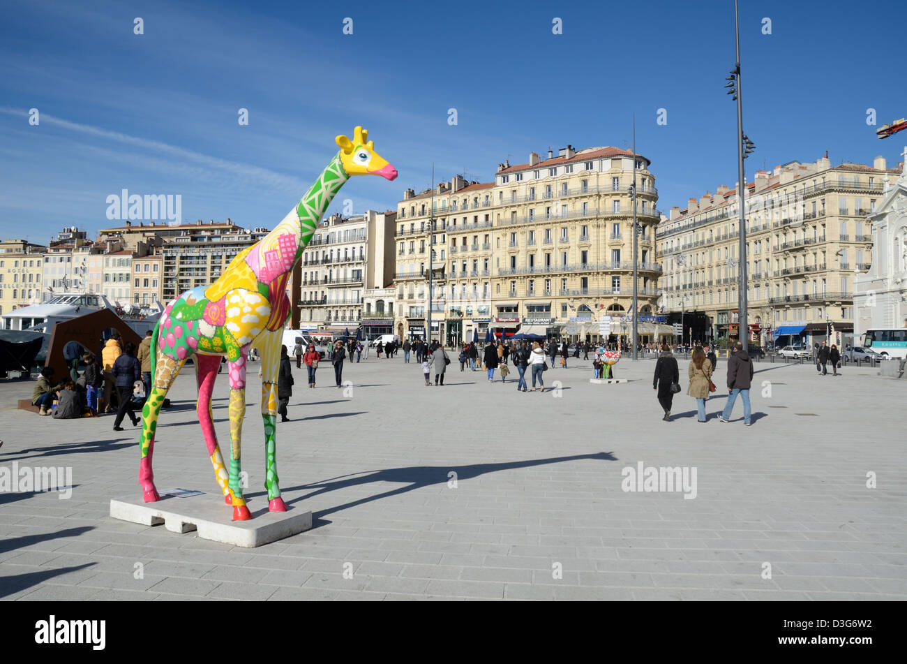 Öffentlicher Stadtplatz und Giraffe-Skulptur am Kai, oder Quayside Quai des Belges Vieux Port oder Old Port Marseille Provence France Stockfoto