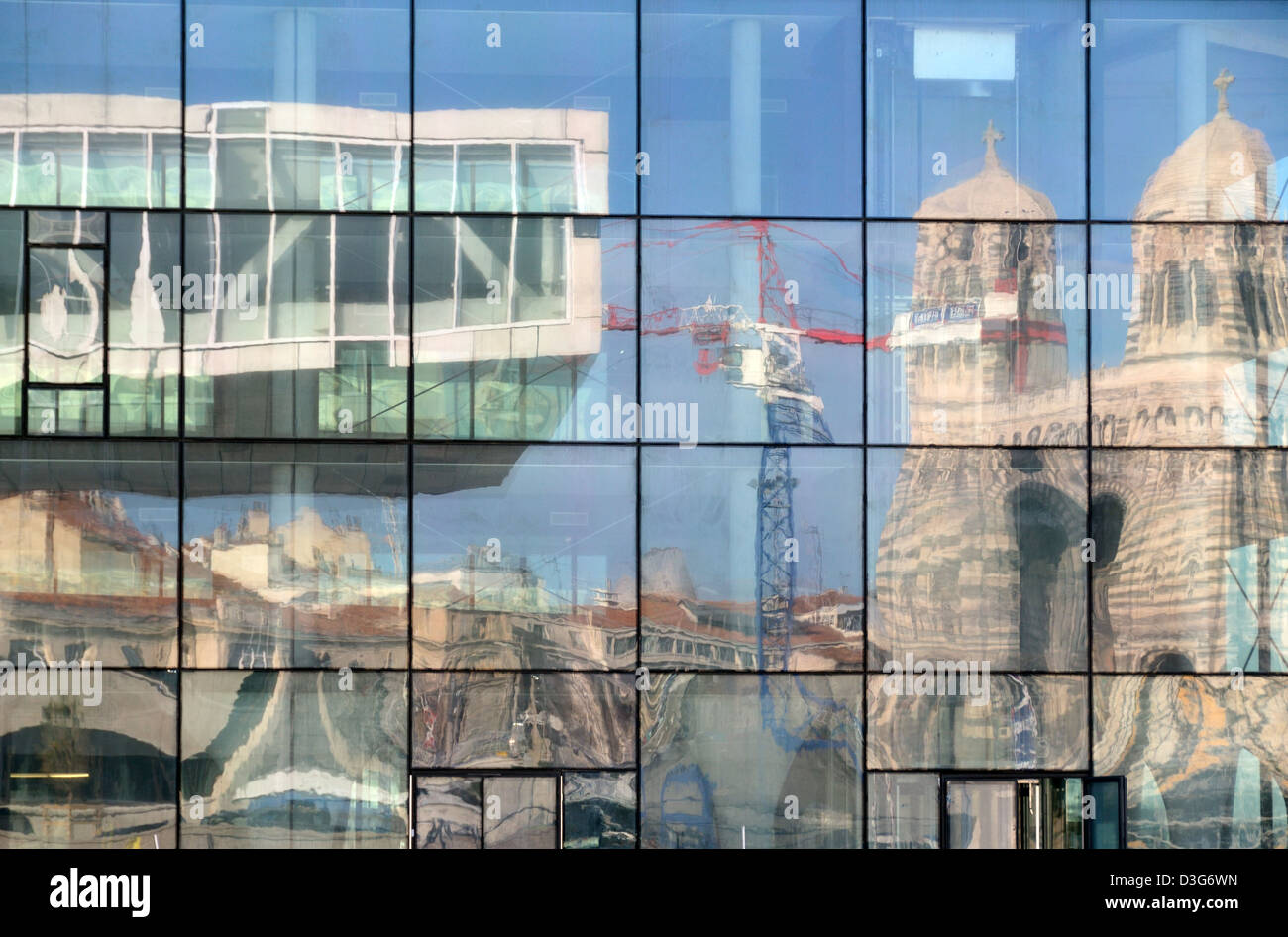 Stadt-Reflexionen der Villa Mediterranée & Kathedrale von Marseille in das Spiegelglas des MUCEM Museum Marseille Frankreich Stockfoto