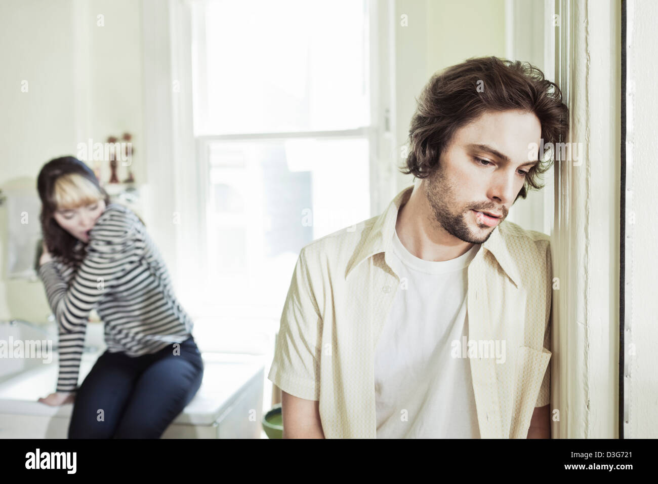 Junges Paar in intimen Momenten und Beziehungsprobleme Stockfoto