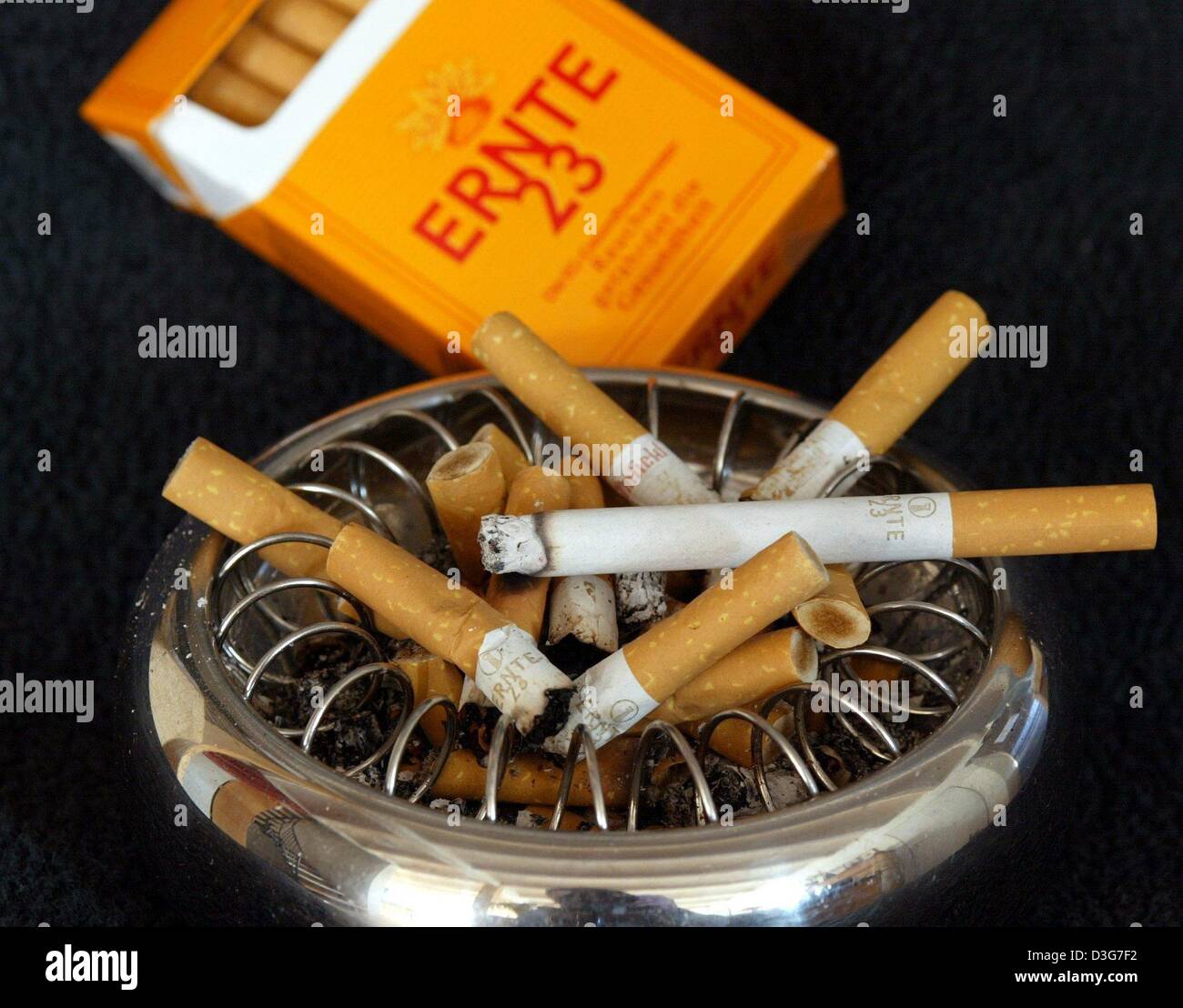 Dpa) - das symbolische Bild zeigt ein voller Aschenbecher und eine Ernte 23  ("Ernte 23") Zigarettenpackung in Vluyn, Deutschland, 4. November 2003. In  einem ersten bittet ein chronischer Raucher ein deutsches Gericht