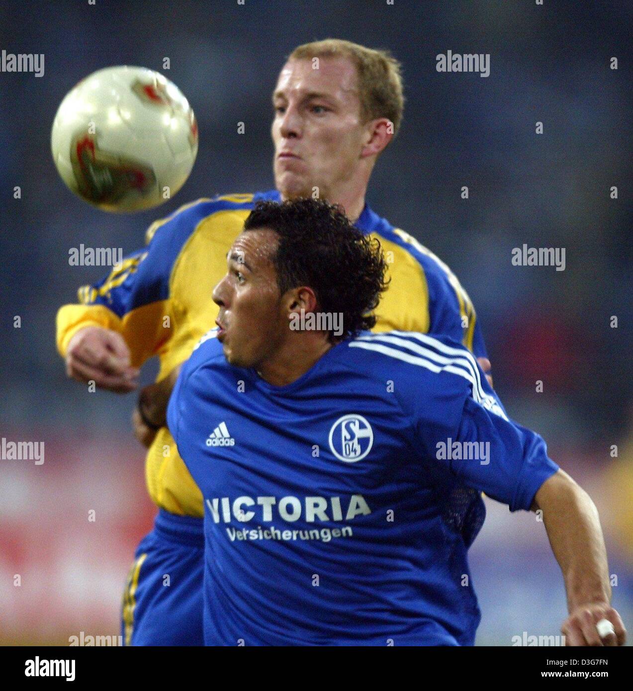 (Dpa) - Schalke Sergio Pinto (vorne) und Kopenhagens Kim Daugaard in einer Überschrift Duell im UEFA-Pokal-Fußball-Spiel des FC Schalke 04 gegen Bröndby IF Kopenhagen in Gelsenkirchen, Deutschland, 6. November 2003. Schalke gewann die zweite Runde erste Bein Match 2: 1. Stockfoto